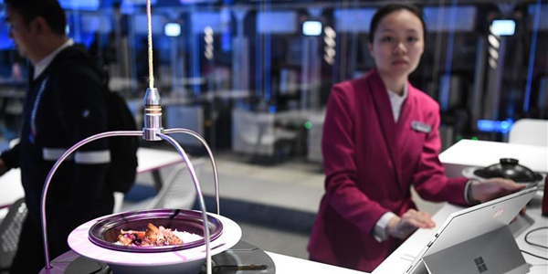 В Гуачжоу открылся полностью роботизированный ресторан китайской кухни