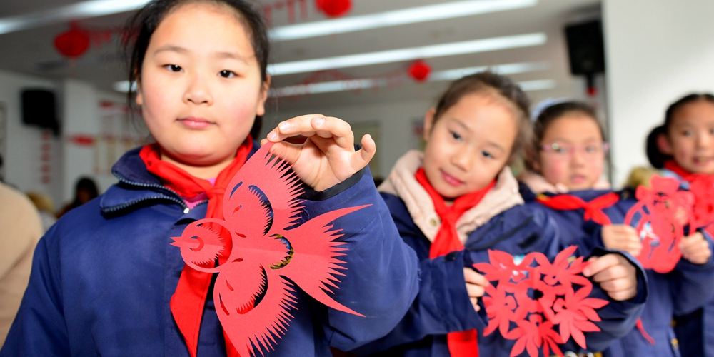 Китайцы готовятся к наступающему празднику Весны, занимаясь искусством вырезания из бумаги