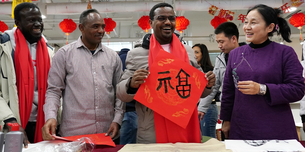 Иностранные студенты в китайской столице отмечают праздник Весны