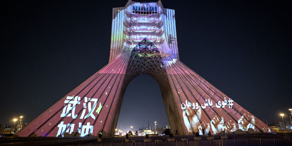 Световое шоу в поддержку Китая на башне Азади в Тегеране