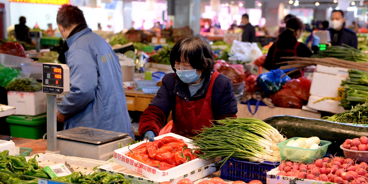 Более 90 проц. овощных рынков в г. Хэфэй возобновили работу на фоне борьбы с COVID-19