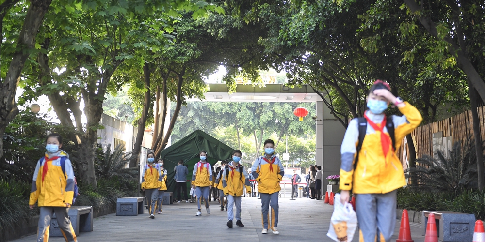 Ученики начальных школ в Китае вернулись за парты