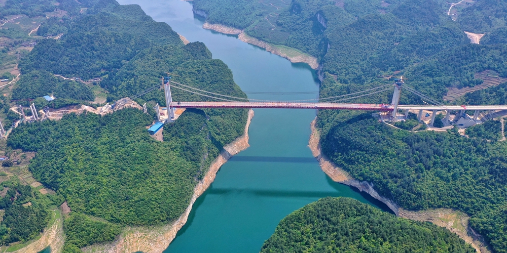 Произведена смычка Фэйлунху-Уцзянского большого моста