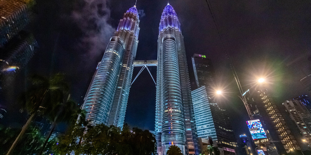 На зданиях-символах Малайзии зажгли синюю иллюминацию в честь работников, борющихся с COVID-19 на передовой