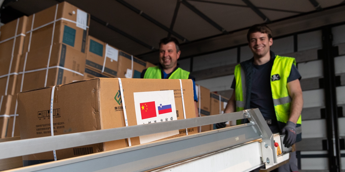 Медицинские средства, пожертвованные Китаем, доставлены в Словению