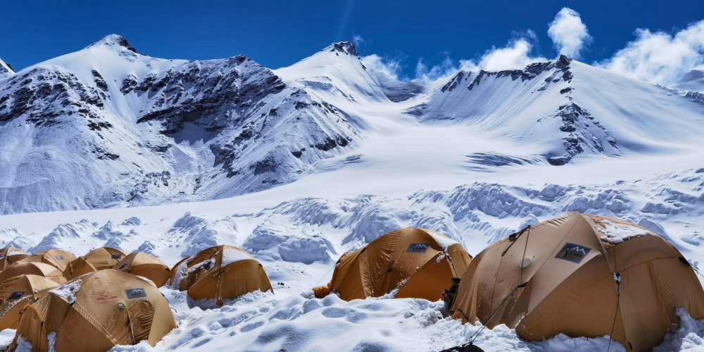 Передовой лагерь на горе Джомолунгма после снегопада