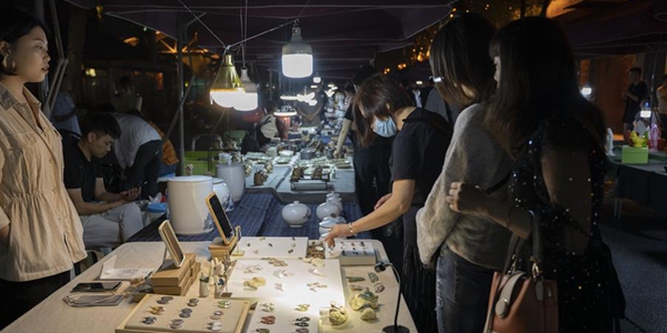 На рынке Таосичуань в Цзиндэчжэне восстанавливается торговля