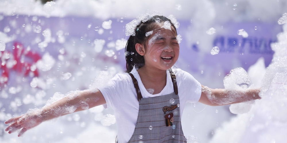 Китайские дети отмечают наступающий Международный день защиты детей