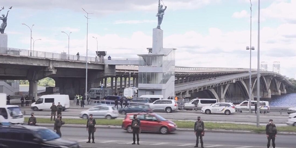 В Киеве вновь угрожали взорвать мост "Метро", злоумышленник задержан