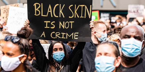 Акция протеста в Берлине против жестокости американской полиции и расизма