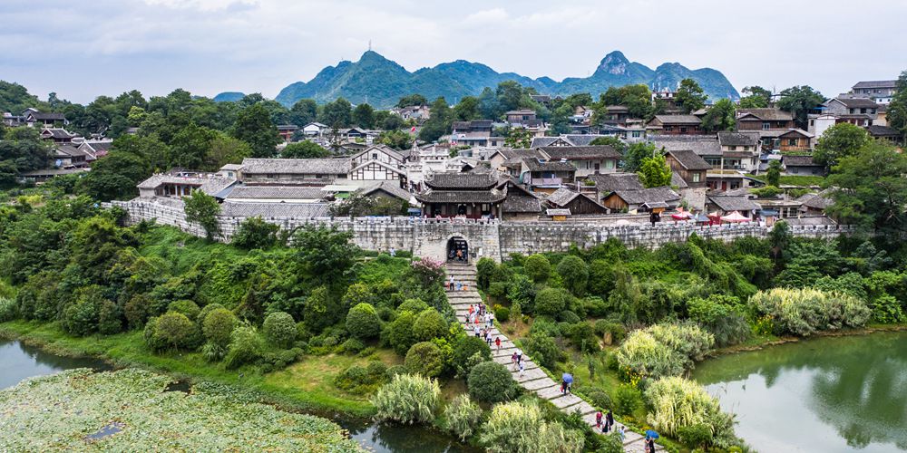 Древний городок в Гуйчжоу под летним солнцем