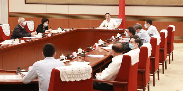 Ли Кэцян провел в Пекине семинар по анализу текущей экономической ситуации в стране