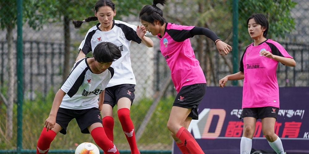 В Лхасе проводятся любительские футбольные матчи между женскими командами