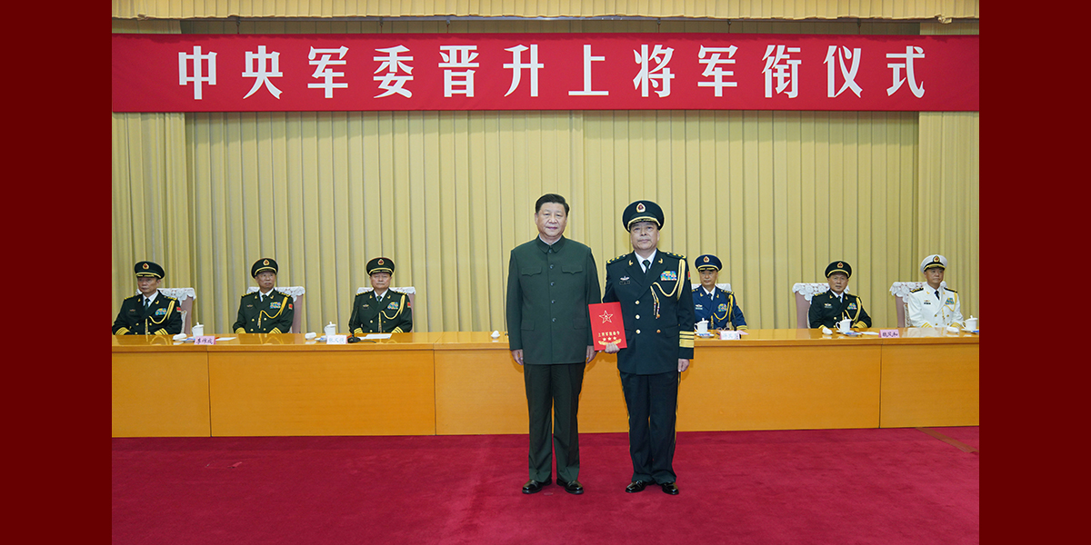 Си Цзиньпин вручил приказ о присвоении звания генерал-полковника политкомиссару ракетных войск НОАК Сюй Чжунбо