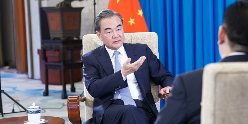 Ван И дал эксклюзивное интервью Синьхуа