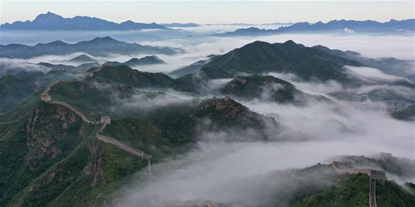 Туманное утро на Великой Китайской стене в Цзиньшаньлин