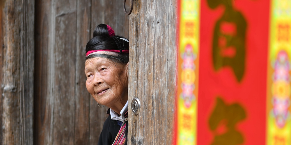 89-летний гид в деревне народности шэ