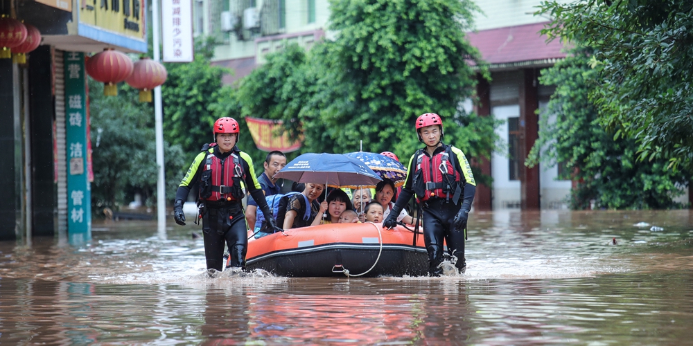 От непрекращающихся ливней пострадали свыше 100 тыс жителей провинции Сычуань