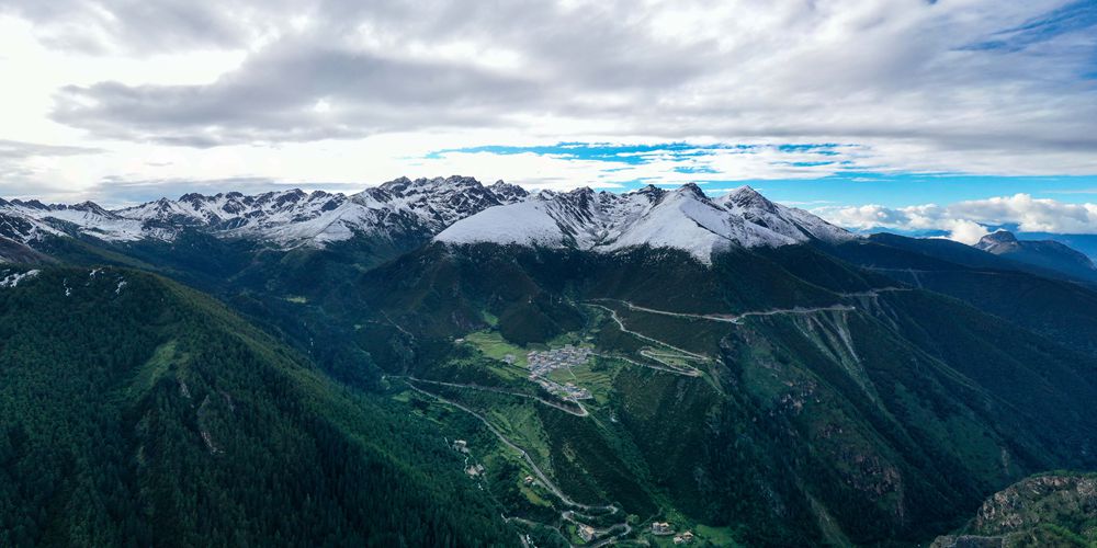 Снежные пики ландшафтного парка Ядин