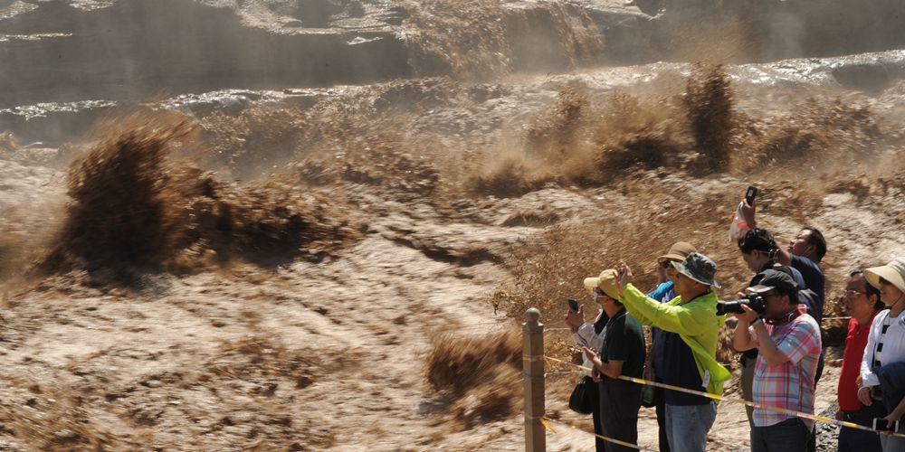 Бурлящий водопад Хукоу привлекает туристов