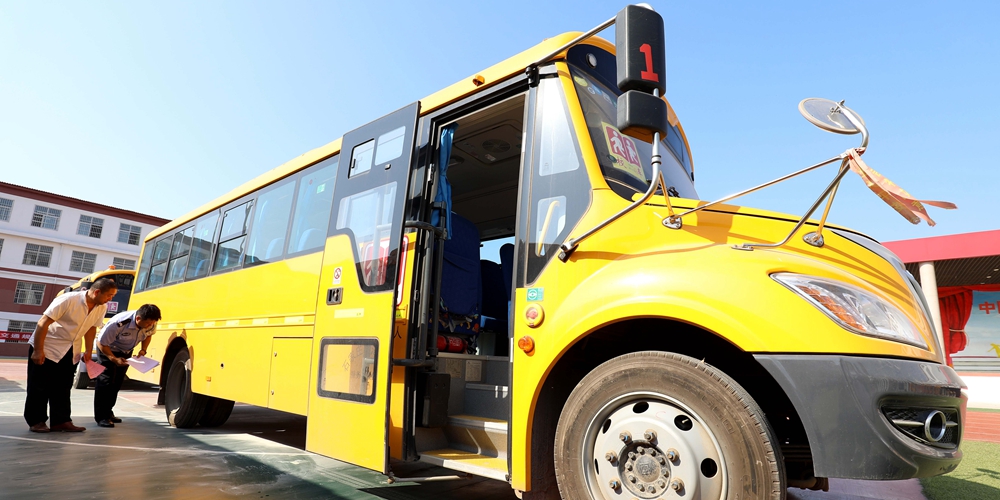 Проверка школьных автобусов перед новым семестром в городе Шицзячжуан провинции Хэбэй