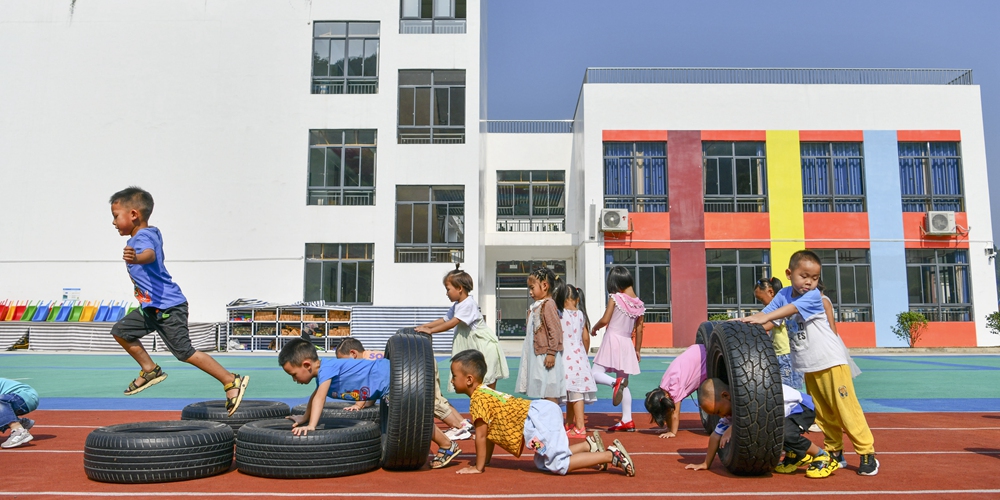 Поселки для переселенцев из бедных районов Гуйчжоу полностью обеспечены школами