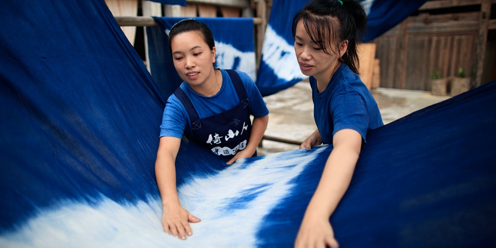 Традиционное ткачество в дунской деревне в провинции Гуйчжоу