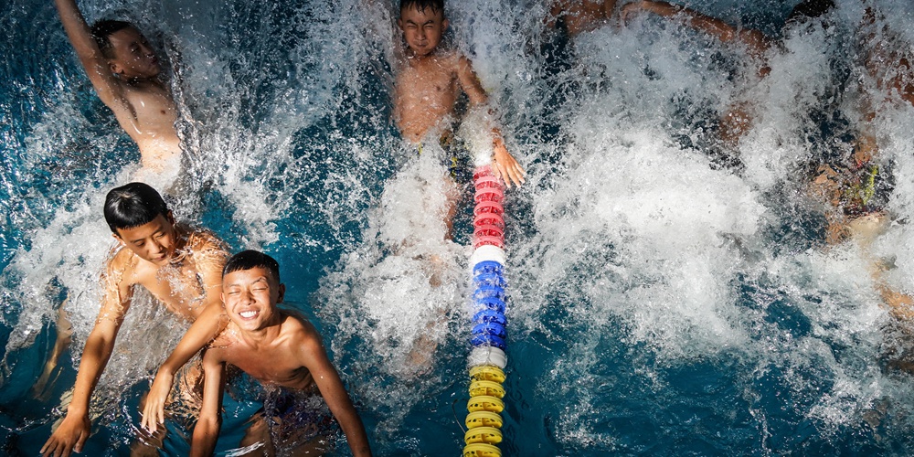 Урок плавания в школе в отдаленном горном районе провинции Сычуань