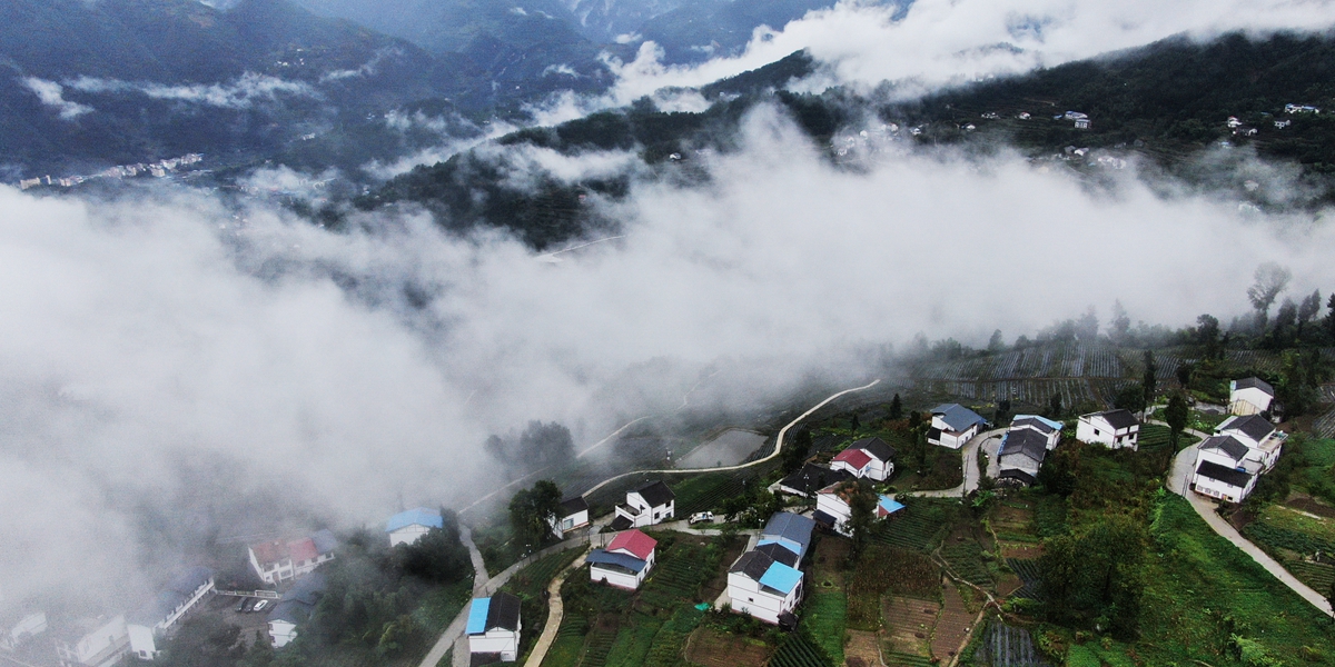 Горная деревня Хунци под пеленой тумана