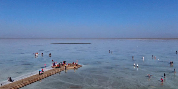 "Зеркало неба" - знаменитое соленое озеро Чака на северо-западе Китая