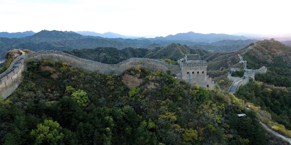 Участок Цзиньшаньлин Великой Китайской стены в дни золотой осени