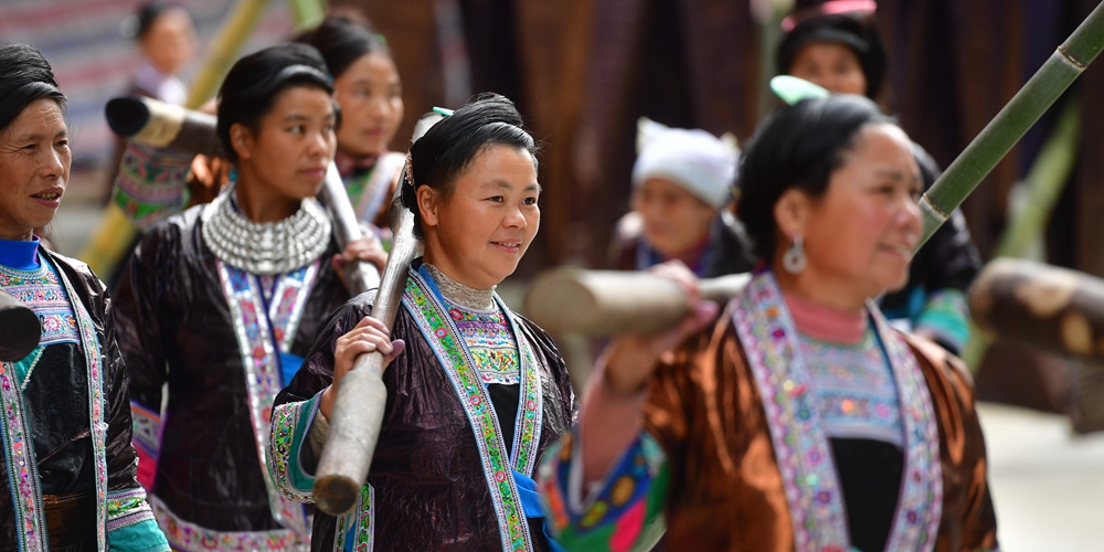 Фестиваль "блестящей ткани" в мяоской деревне