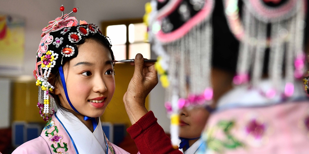 Артисты-волонтеры ведут театральные кружки в школах Цзаочжуана