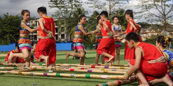 Школьный конкурс танца с бамбуковыми шестами в уезде Баотин
