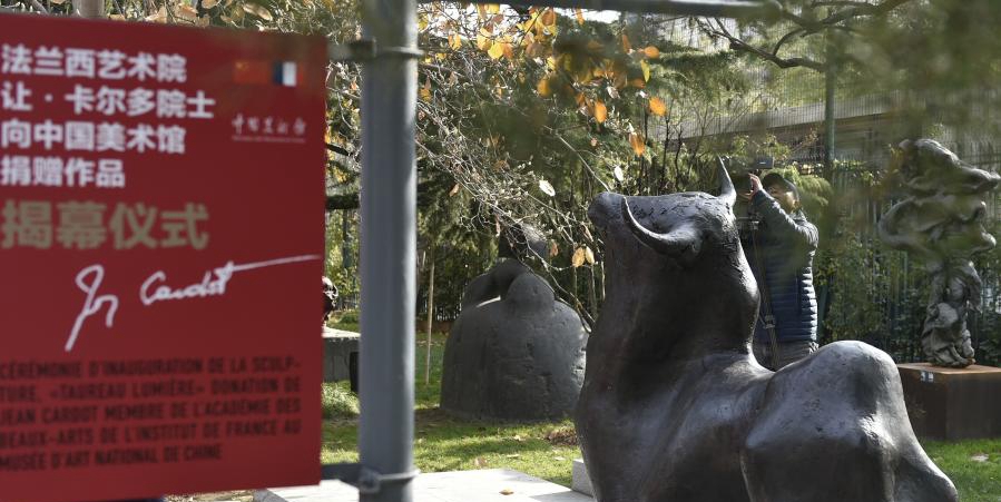 Французский скульптор Ж. Кардо подарил Музею изобразительных искусств Китая свою работу "Корова"