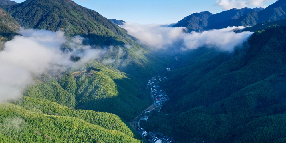 Окутанные облаками горы в национальном парке Уишань на востоке Китая