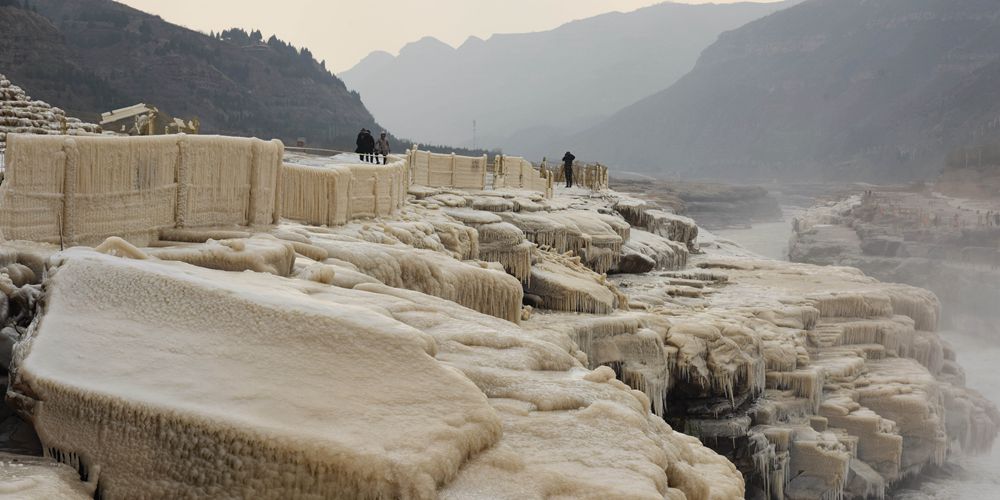Водопад Хукоу превратился в "нефритовый ледопад"