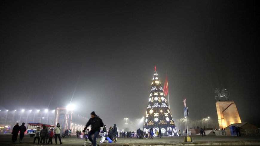В Бишкеке зажгли главную новогоднюю елку страны