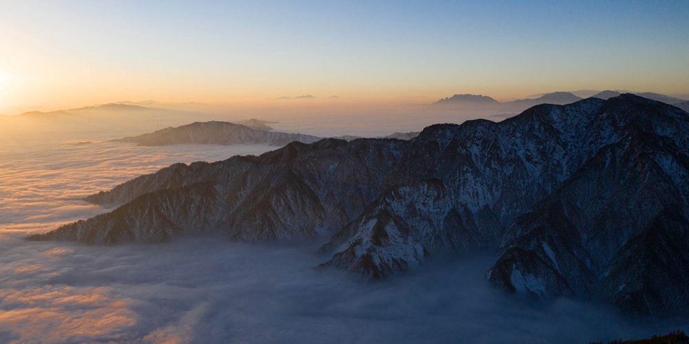 Гора Гуантоушань в пелене облаков