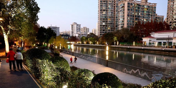 В центре Шанхая завершается ландшафтное благоустройство общественного пространства на реке Сучжоухэ