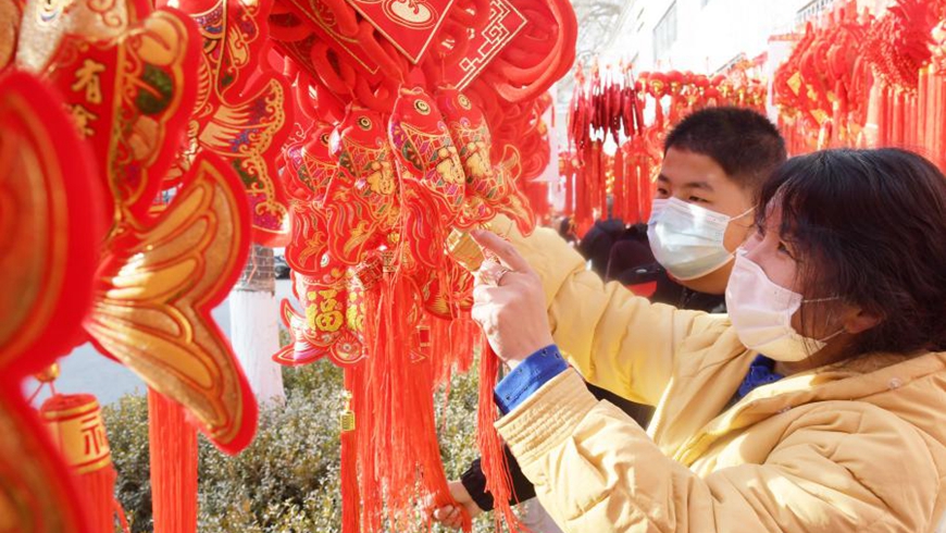Ярмарка новогодних украшений в провинции Ганьсу