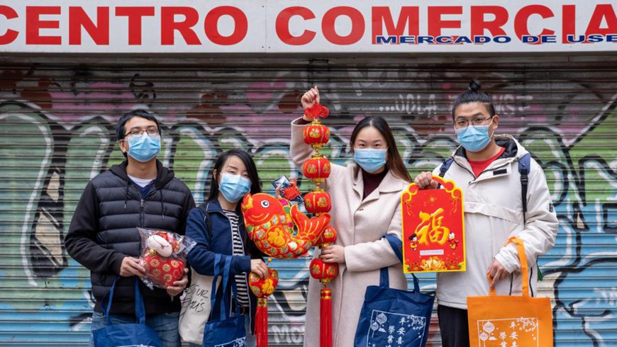 Посольство КНР в Испании вручило китайским студентам пакеты с новогодними подарками