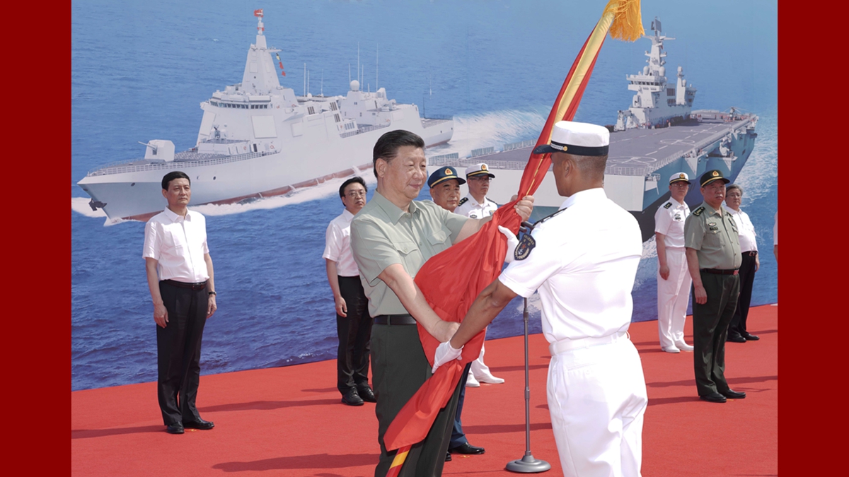 Си Цзиньпин посетил церемонию ввода в строй трех боевых кораблей ВМС Китая