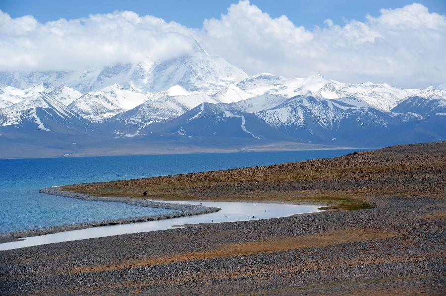 Вместе с потеплением священное тибетское озеро Намцо полностью избавилось от своего ледяного покрова, встречая новый туристический сезон. Множество людей приезжает сюда, чтобы полюбоваться красотой озера.