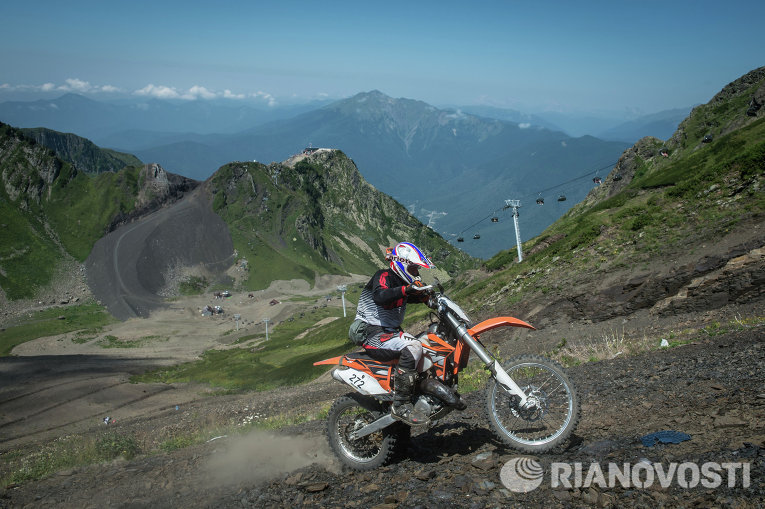 Мотоциклист финиширует на высоте 2200 метров на открытом чемпионате Сочи по эндуро на курорте 
