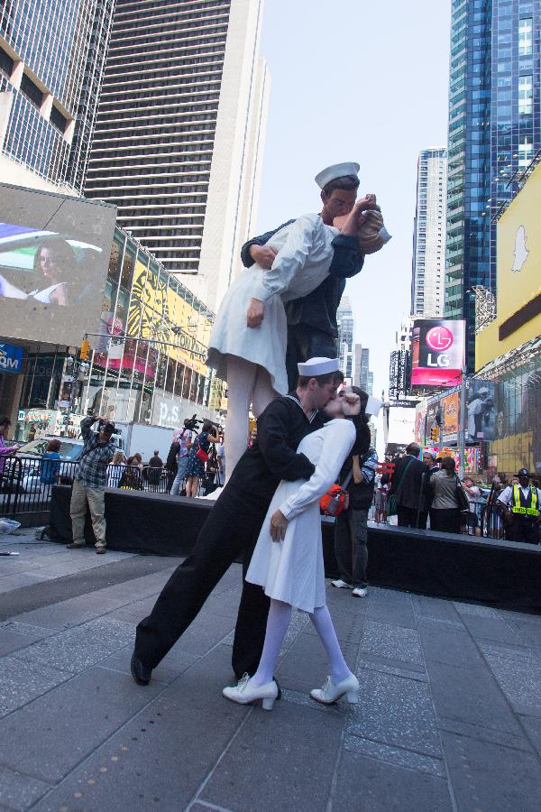 （国际）（4）纽约时报广场举行接吻比赛纪念二战结束70周年