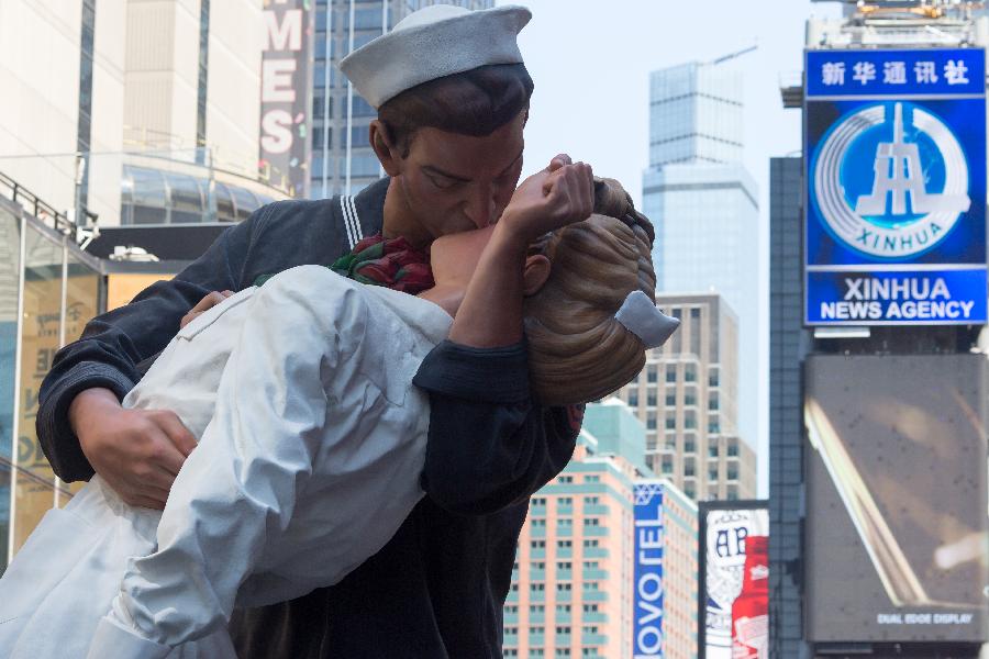 （国际）（3）纽约时报广场举行接吻比赛纪念二战结束70周年
