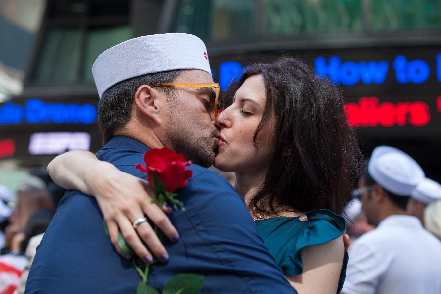（国际）（1）纽约时报广场举行接吻比赛纪念二战结束70周年