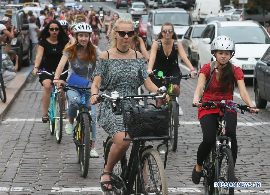 В Киеве прошел женский велопробег