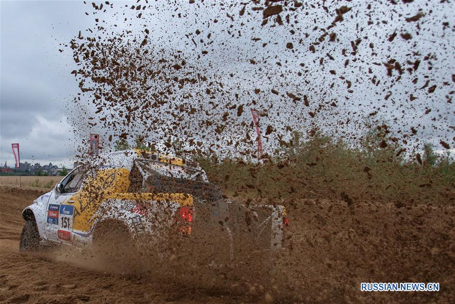 （体育）（3）赛车——2016年丝绸之路国际汽车拉力赛选手途径喀山